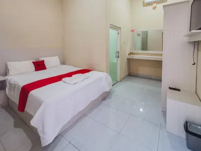 RedDoorz Near Pantai Pancer Door Pacitan Hotell i Sidoharjo