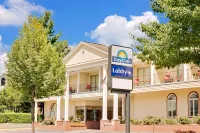 Days Inn by Wyndham Waynesboro - parking