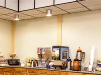 Days Inn by Wyndham Portage - breakfast
