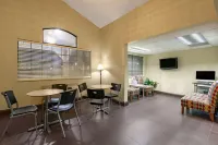 Travelodge by Wyndham Arlington/Dallas Area