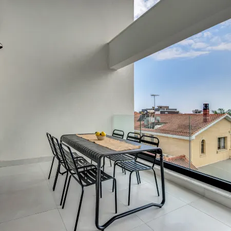 Sanders Elgio - Cute 2-Bdr Apt with Balcony