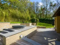 Picturesque Villa with Swimming Pool Hotel dekat Aqualibi