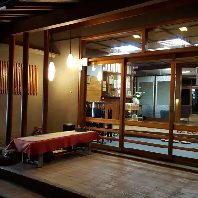 Tsukimotoya Ryokan Отели рядом с достопримечательностью «Пляж Такенохама»