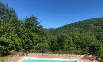4 Bedroom Italian Holiday Home with Pool