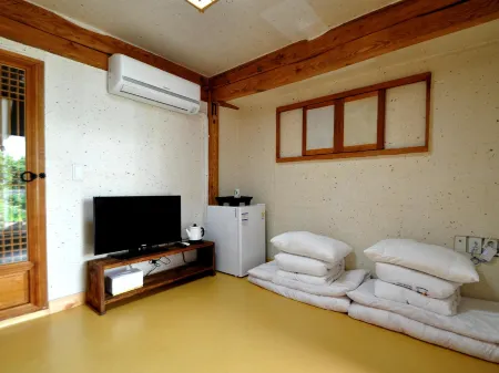 Gallery Jin Hanok Guesthouse Отели рядом с достопримечательностью «Панвольсон»