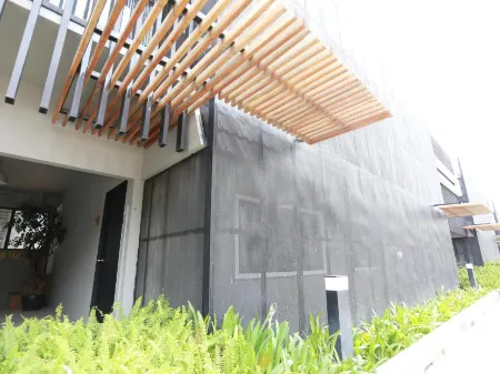 MDR Hotel Отели рядом с достопримечательностью «Phra Prang Sam Yot»