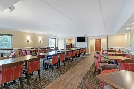 Comfort Inn Отели рядом с достопримечательностью «John Bapst Memorial High School»