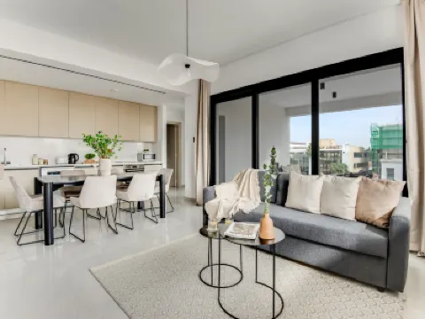 Sanders Premier - Lovely 2 Bdr. Apt. with Balcony Hotels in 