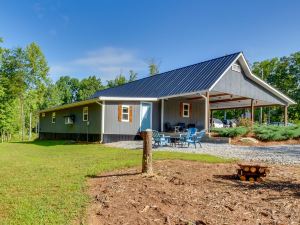 Cozy Clarkesville Getaway w/ Fire Pit!