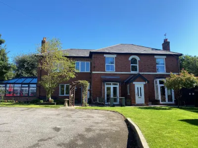 Borrowfield Lodge Hotels in Stanley Common
