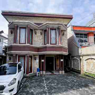 House of Livina Mitra RedDoorz Hotel Exterior