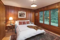 The Purcell House by Avantstay Surrounded in Lush Greenery w/ Large Yard & Ocean Views