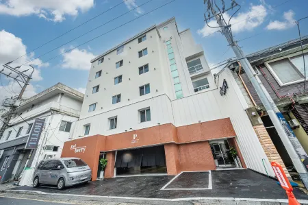 Changwon Jinhae Hotel Pri Berry Отели рядом с достопримечательностью «Yeojwacheon Stream»