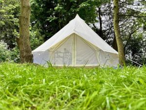 Spacious Bell Tent at Herigerbi Park Lincolnshire