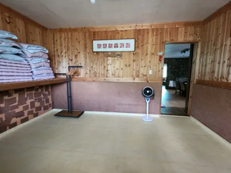 Andong Pension with Andong Garden Отели рядом с достопримечательностью «Dosanseowon Confucian School»