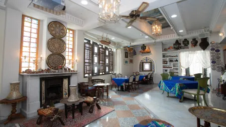 Arabianart Hotel & Gallery Отели рядом со станцией Станция Ава-Камогава JR