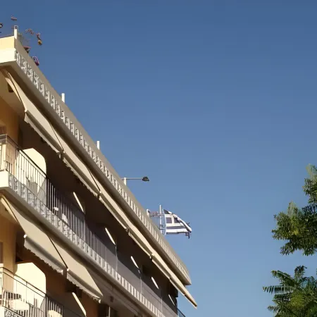 Saronis Hotel