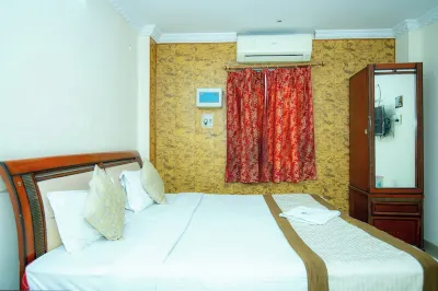 Hotel Manohar Palace Hotels near Saadatganj park