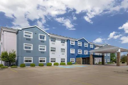 Comfort Inn Отели рядом с достопримечательностью «Публичная библиотека Экхарт»