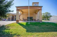 Moulton Inn &  Suites by OYO Near Shiner TX