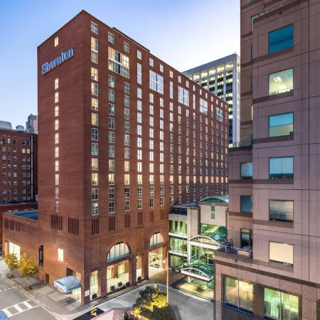Sheraton Raleigh Hotel Отели рядом с достопримечательностью «Мемориальная колокольня»