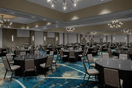 Sheraton Milwaukee Brookfield Hotel