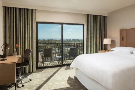 Sheraton Carlsbad Resort & Spa Отели рядом со станцией Calsbad Railway Station