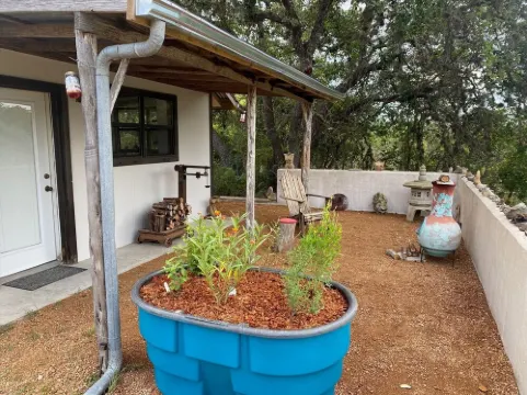 Quiet Studio located on 110 acre ranch with walking trails