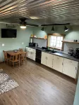 Cozy new cottage sleeps 4 near Watkins Glen Racetrack!