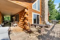 Beautiful Log Home, Lake side. Hotels in Niles