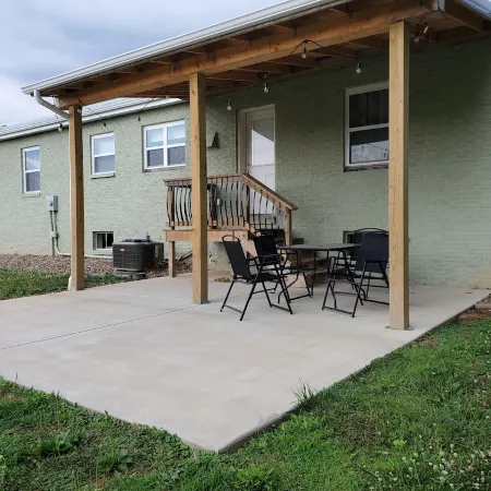 Spacious 3-bedroom home, off I-64 & 35, sleeps 11