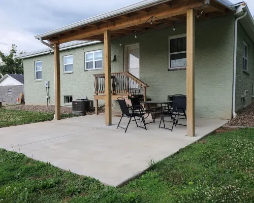 Spacious 3-bedroom home, off I-64 & 35, sleeps 11 Hotels in Scott