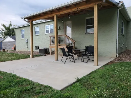 Spacious 3-bedroom home, off I-64 & 35, sleeps 11