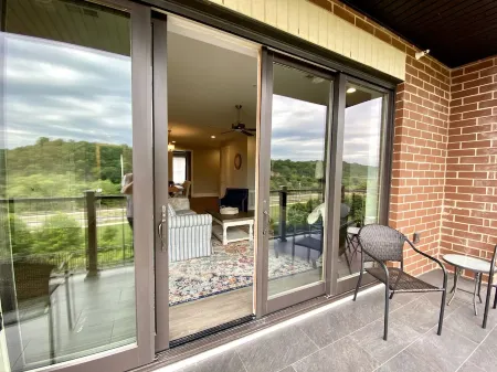 2BR Condo in Downtown Lynchburg w/ Picturesque Views Отели рядом с достопримечательностью «Академи Сентер оф Артс»