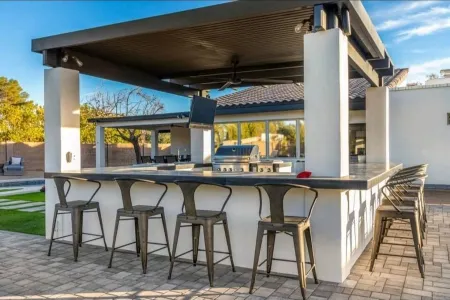 Modern Top Gun House in Arrowhead district. Heated Pool/Outdoor BBQ/Bar/Games Отели рядом с достопримечательностью «Университет Аризона Крисчен»