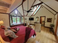 1660 Guest House; Waterfall, Creek, Large Deck, Fire Ring