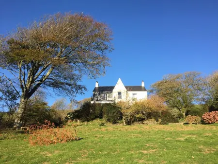 Girt Farm is a beautifully restored and stylishly decorated 18th Century house