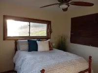 Mee Mee's Cabin Retreat- River, nature, small town, Hot Tub