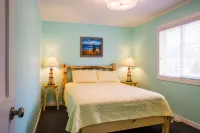 Sunrise Cottage, Saugatuck. Walk downtown. Clean, crisp, colorful, convenient.