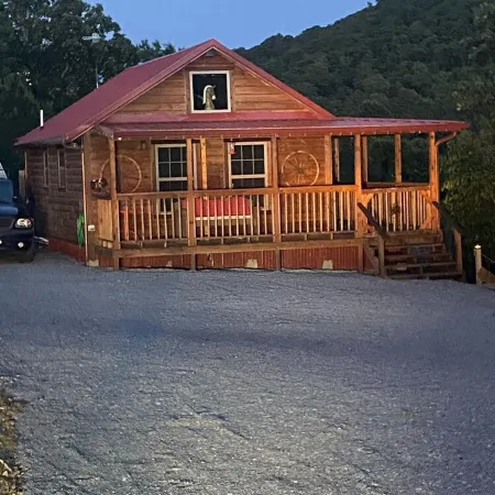 The Romantic LOVE NEST mountain Log Cabin w/ Lake view-5 minutes from the beach!