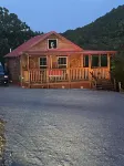 The Romantic LOVE NEST mountain Log Cabin w/ Lake view-5 minutes from the beach!