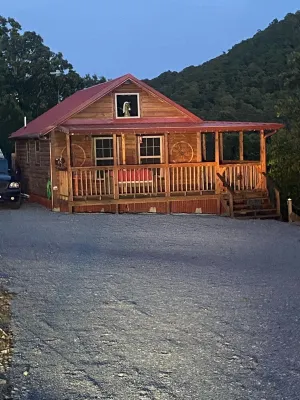 The Romantic LOVE NEST mountain Log Cabin w/ Lake view-5 minutes from the beach! Hotels in Pushmataha County