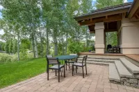 Ski bus stops at front door, court sports and indoor game room, bike path - Wifi