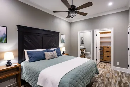 Historic 2-bedroom apartment with WiFi, AC in charming Batesville