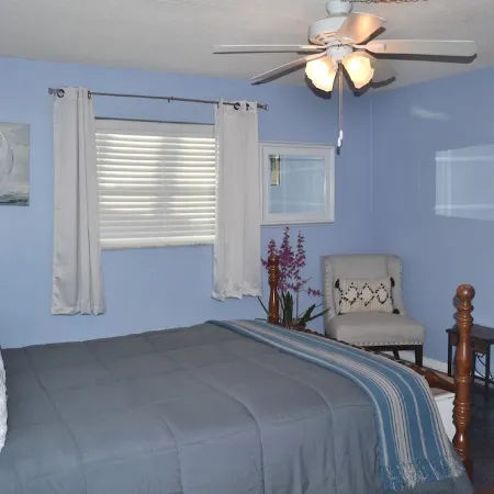 Home away from Home! Close to Beaches and Shops.