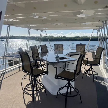 Southern Bell is a Beautiful Houseboat cozy and relaxing.