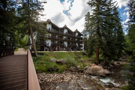 Top-Floor Alpine Condo • Mountain Views • on Free Bus Line • Perfect for Couples