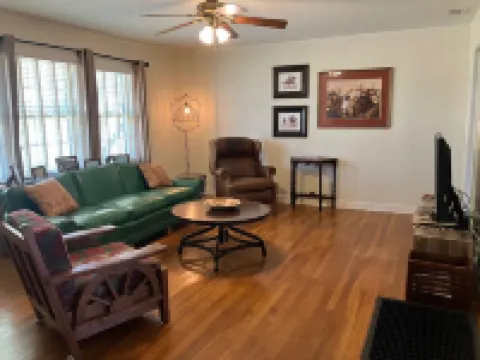 Country House-5 mins to Jacksboro. Hotels in Jack County