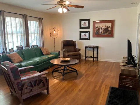 Country House-5 mins to Jacksboro. Hotels in Jack County