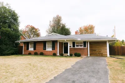 "The Berry" Mid-Century Modern Stay w/ 3BR - UK Hotels near Hopemont